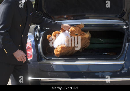 Ein Spielzeug-rotes Eichhörnchen für Prince George, das dem Prince of Wales vom Scottish Wildlife Trust geschenkt wurde, wird während seines jährlichen Besuchs in Schottland in den Kofferraum des Wagens des Prince of Wales in Perthshire gelegt. Stockfoto