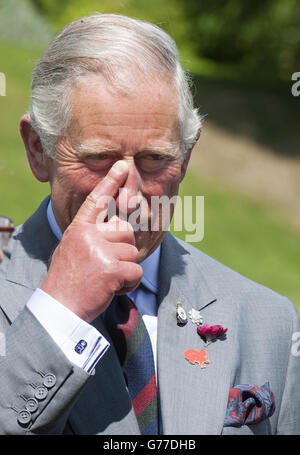 Der Prinz von Wales bei einem Empfang zum 50-jährigen Bestehen des Scottish Wildlife Trust im Murthly Castle, Murthly, Perthshire, während seines jährlichen Besuchs in Schottland. Stockfoto