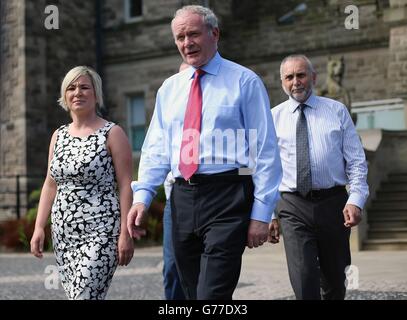 (Von links nach rechts) Sinn Feins Michelle O'Neill, Martin McGuinness und Sean Murray im Stormont Castle nach einem Treffen mit der nordirischen Sekretärin Theresa Villiers. Stockfoto