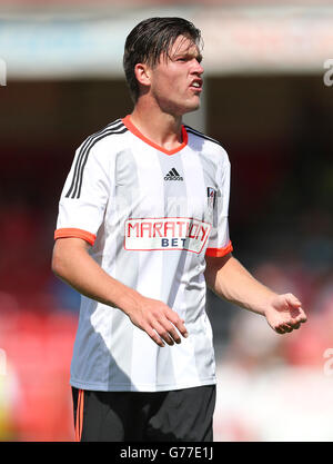 Fußball - vor der Saison freundlich - Crawley Town V Fulham - Broadfield Stadium. Cameron Burgess, Fulham Stockfoto