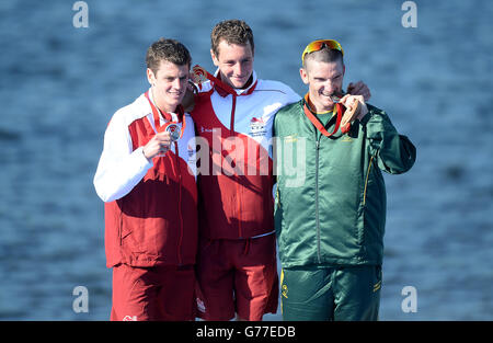 Englands Alistair Brownlee (Mitte) feiert danach mit seiner Goldmedaille Den Triathlon der Herren mit Bruder Jonathan (links), der gewonnen hat Silber und Südafrikas Richard Murray (rechts), der Bronze gewann Stockfoto