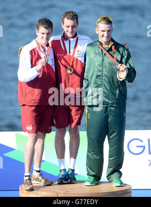 Der englische Alistair Brownlee (rechts) feiert mit seiner Goldmedaille, nachdem er den Triathlon der Männer gewonnen hat, mit Bruder Jonathan (links), der Silber holte, und dem Südafrikaner Richard Murray (rechts), der Bronze gewann Stockfoto