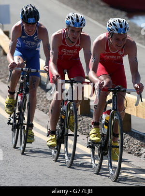 Schottlands Marc Austin (links) mit Englands Alistair Brownlee (rechts) und seinem Bruder Jonathan während des Men's Triathlon im Strathclyde Country Park während der Commonwealth Games 2014 bei Glasgow. Stockfoto