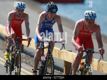 Der schottische Marc Austin (Mitte) mit dem englischen Alistair Brownlee (rechts) und seinem Bruder Jonathan (links) während des Men's Triathlon im Strathclyde Country Park während der Commonwealth Games 2014 in der Nähe von Glasgow. Stockfoto