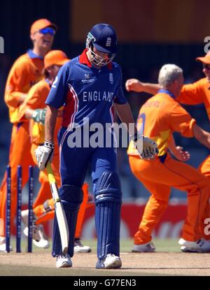 Der englische Marcus Trescodick geht zurück zum Pavillon, nachdem er während des Cricket-WM-Spiels gegen Holland im Buffalo Park, East London, Südafrika, 12 Läufe von Edgar Schiferli aus Holland geduckt wurde. Stockfoto