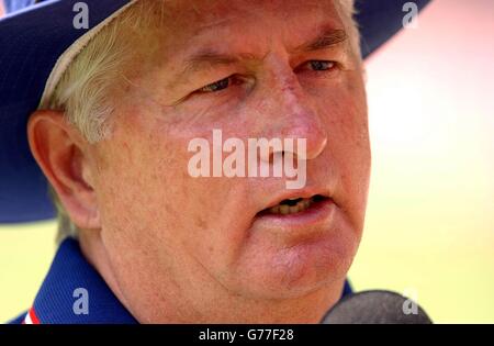 - KEINE KOMMERZIELLEN VERKÄUFE : England Cricket-Trainer Duncan Fletcher spricht zu den Medien nach dem Team net Session in Port Elizabeth, Südafrika. England spielt Namibia am Mittwoch auf dem St. George's Park Ground der Stadt. Stockfoto