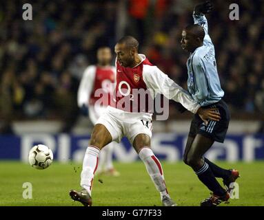 Thierry Henry von Arsenal (links) in Aktion gegen Hatem Trabelsi von Ajax während ihres Champions League 2. Runde Gruppe B-Spiels in Highbury, London. KEINE VERÖFFENTLICHUNG AUF IRGENDEINER WEBSITE WÄHREND DES SPIELS (EINSCHLIESSLICH HALBZEIT, ZUSÄTZLICHE ZEIT UND ELFMETERSCHIESSEN). Stockfoto