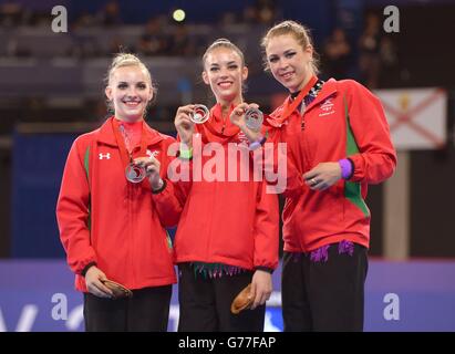 Wales' (von links nach rechts) Nikara Jenkins, Laura Halford und Francesca Jones, nachdem sie Silbermedaillen beim Rhythmischen Turnteam-Finale und der Einzelqualifikation beim SSE Hydro während der Commonwealth Games 2014 in Glasgow gewonnen hatten. Stockfoto