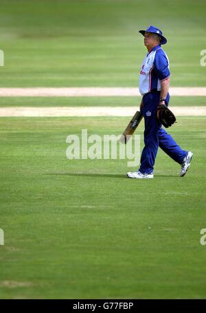 - KEINE KOMMERZIELLEN VERKÄUFE : England Cricket-Trainer Duncan Fletcher schaut auf, während der Team net Session in Newlands, Kapstadt. England spielt morgen am Boden ihr Cricket World Cup Spiel gegen Pakistan. Stockfoto