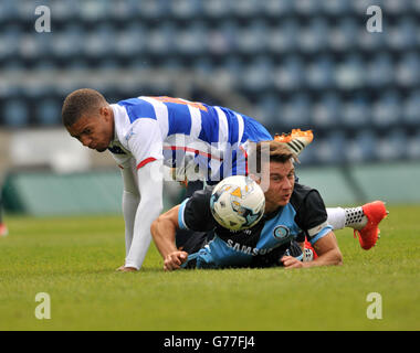 Fußball - vor der Saison freundlich - Wycombe Wanderers V Reading - Adams Park. Kapitän Matt Bloomfield von Wycombe Wanderers (rechts) und Michael Hector von Reading fordern den Ball Stockfoto