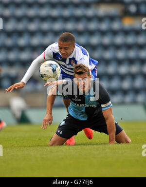 Wycombe Wanderers Kapitän Matt Bloomfield (rechts) und Reading's Michael Hector Herausforderung für den Ball Stockfoto