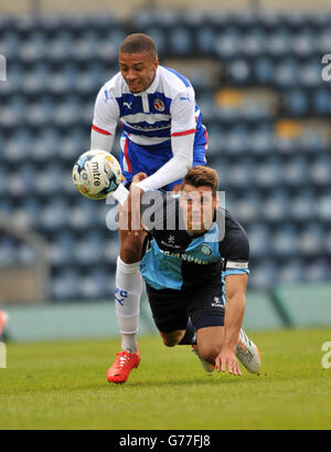 Fußball - vor der Saison freundlich - Wycombe Wanderers V Reading - Adams Park. Kapitän Matt Bloomfield von Wycombe Wanderers (rechts) und Michael Hector von Reading fordern den Ball Stockfoto