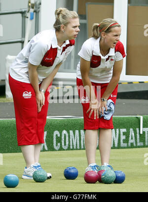 Von links nach rechts Englands Jamie-Lea Winch und Ellen Falkner während der Frauen-Fours gegen Südafrika im Kelvingrove Lawn Bowls Center während der Commonwealth Games 2014 in Glasgow. Stockfoto