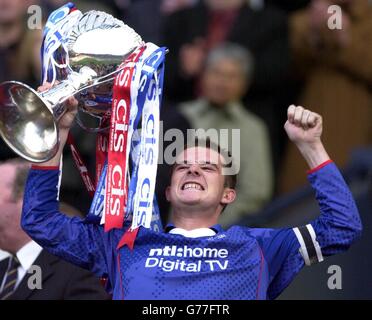 Rangers Kapitän Barry Ferguson feiert mit dem CIS Insurance Cup in Hampden Park, Glasgow. Die Rangers besiegten Celtic 2:1. Stockfoto