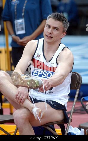 Enttäuschung für Jonathan Edwards nach dem 5. Platz im Dreisprung bei der 9. Indoor-Weltmeisterschaft im NIA, Birmingham. Stockfoto