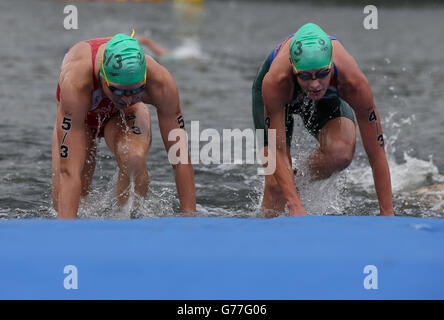 (Von links nach rechts) die Kanadaerin Sarah-Anne Brault und die Südafrikanerin Gillian Sanders während der Mixed Team Relay im Strathclyde Country Park während der Commonwealth Games 2014 in der Nähe von Glasgow. Stockfoto