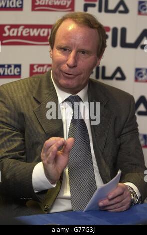 Scotland Football Manager Berti Vogts benennt seinen Kader für die kommende EM 2004 Qualifying Internationals, Hampden Park, Glasgow. Stockfoto