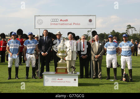 Der Prinz von Wales (Mitte rechts), nachdem er dem argentinischen Team den Krönungscup überreicht hatte, nachdem er England 13-8 besiegt hatte, während der Siegerehrung im Audi International Polo, im Guards Polo Club, Windsor Great Park. Stockfoto