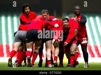 Wales Scrum Half Gareth Cooper (Dritter rechts) bekommt einen Pass während des letzten Trainings von Wales im Millennium Stadium vor ihrem RBS 6 Nations-Spiel mit Irland in Cardiff. Stockfoto