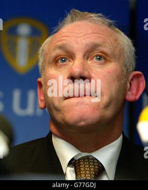 Der neue Manager von Leeds United, Peter Reid, wird während einer Pressekonferenz in der Elland Road in Leeds vorgestellt.Leeds wandte sich an Reid als Manager für die restlichen acht Spiele der Saison, nachdem er sich von Terry Venables verabschiedet hatte. *..der ehemalige Sunderland-Manager ist begierig, Leeds um Überleben zu kämpfen, beginnend gegen Liverpool in Anfield. 10/11/03: Manager Peter Reid, der die Firma mit Leeds United getrennt hat. Stockfoto