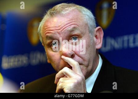 Der neue Manager von Leeds United, Peter Reid, wird während einer Pressekonferenz in der Elland Road in Leeds vorgestellt.Leeds wandte sich nach dem Abschied von Terry Venables an Reid als Manager für die verbleibenden acht Spiele der Saison. *..der ehemalige Manager von Sunderland ist begierig darauf, Leeds um Überleben zu kämpfen, beginnend mit Liverpool in Anfield. Stockfoto