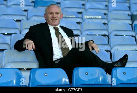 Der neue Hausmeister-Manager von Leeds United, Peter Reid, sitzt auf den Ständen, nachdem er während einer Pressekonferenz in der Elland Road, Leeds, vorgestellt wurde. Leeds wandte sich an Reid als Hausmeister-Manager für die restlichen acht Spiele der Saison nach dem Abschied von der Firma mit Terry Venables. *..der ehemalige Sunderland-Manager ist begierig, Leeds um Überleben zu kämpfen, beginnend gegen Liverpool in Anfield. Stockfoto