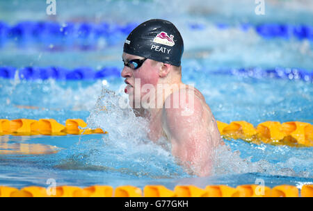 Der englische Adam Peaty ist auf dem Weg zum Goldsieg im Men's 100m Breaststroke Final im Tollcross Swimming Center während der Commonwealth Games 2014 in Glasgow. Stockfoto