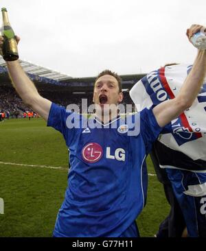 Jerry Taggart von Leicester City feiert die Beförderung von Leicester zur Premiership nach dem Spiel der Nationwide Division One gegen Brighton im Walkers Stadium, Leicester. Leicester City besiegte Brighton mit 2:0. KEINE INOFFIZIELLE NUTZUNG DER CLUB-WEBSITE. Stockfoto