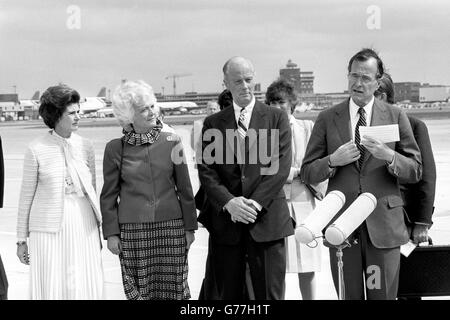Der amerikanische Vizepräsident George HW Bush (rechts) und seine Frau Barbara (zweite links) am Londoner Flughafen Heathrow, wo sie von Paris aus ankamen. Mit ihnen traf der amerikanische Botschafter in London John J Louis und seine Frau Josephine. Stockfoto