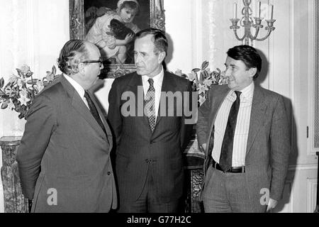 Der amerikanische Vizepräsident George HW Bush trifft während seines Besuchs in London auf den SDP-Führer Roy Jenkins (links) und den liberalen Führer David Steel. Stockfoto