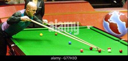 Mark King nutzt den Rest, um bei seinem ersten Spiel gegen Drew Henry bei den Embassy World Snooker Championships im Crucible, Sheffield, einen roten Rot zu bekommen. Stockfoto