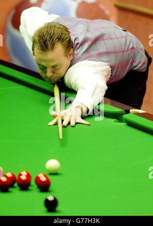 Drew Henry spielt in seinem ersten Spiel gegen Mark King bei den Snookerweltmeisterschaften der Botschaft im Crucible einen Schuss. Stockfoto