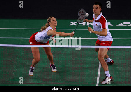 Gabrielle Adcock und Chris Adcock treten im Mixed Double Badminton bei einem Teamevent in der Emirates Arena während der Commonwealth Games 2014 in Glasgow an. Stockfoto