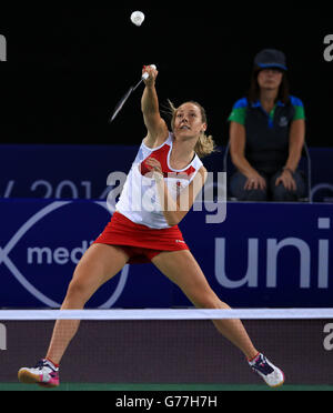 Gabrielle Adcock und Chris Adcock treten im Mixed Double Badminton bei einem Teamevent in der Emirates Arena während der Commonwealth Games 2014 in Glasgow an. Stockfoto