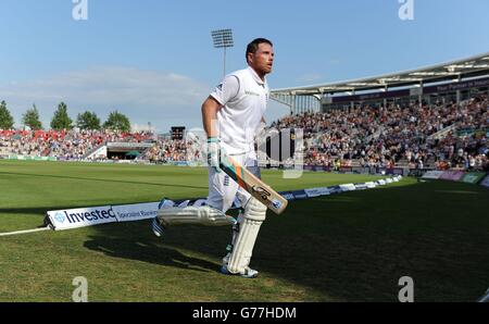 Englands Ian Bell verlässt das Spielfeld, nachdem er am zweiten Tag des dritten Investec-Testspiels im Ageas Bowl in Southampton sein Wicket für 167 verloren hat. Stockfoto