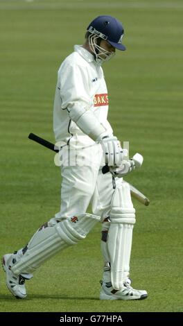 Nick Knight, der Schlagmann von Warwickshire, tritt aus, nachdem er am ersten Tag des Spiels der Frizzell County Championship Division One in Edgbaston, Birmingham, von Essex-Kapitän Ronnie Irani in die LBW eingeschlossen wurde. Stockfoto