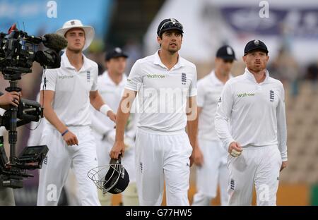 Der englische Kapitän Alastair Cook und Ian Bell (rechts) gehen nach dem zweiten Tag des dritten Investec-Testspiels im Ageas Bowl in Southampton vom Spielfeld. Stockfoto