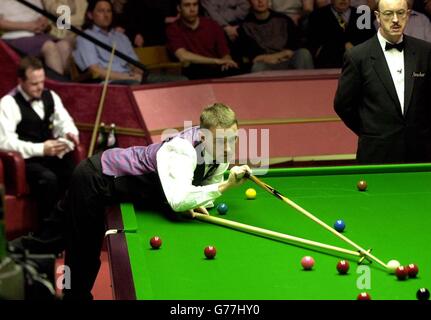 Schottlands Stephen Hendry spielt Schottlands Drew Henry bei der Embassy World Championship im Crucible Theatre in Sheffield. Stockfoto