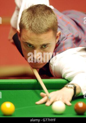 Drew Henry gegen Stephen Hendry. Der schottische Stephen Hendry spielt den schottischen Drew Henry bei der Embassy World Championship im Crucible Theatre in Sheffield. Stockfoto