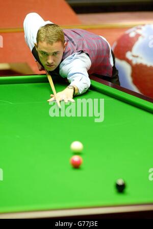 Der schottische Stephen Hendry im Einsatz während der Snooker-Weltmeisterschaft der Botschaft im Crucible Theatre, Sheffield, in der zweiten Runde gegen den Landsmann Drew Henry. Stockfoto