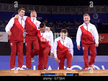 Die Goldmedaillengewinnerinnen Kristian Thomas, Sam Oldham, Louis Smith, Max Whitlock und Nile Wilson aus England (von links nach rechts) treten nach dem Mannschaftsfinale der Kunstturnen bei den SSE Hydro während der Commonwealth Games 2014 in Glasgow auf das Podium. Stockfoto