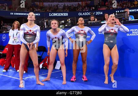 Englands' (von links nach rechts) Kelly Simm, Ruby Harrold, Rebecca Downie und Hannah Whelan jubeln an, als Claudia Fragapane (nicht abgebildet) während des Women's Artistic Gymnastic's Team Finals und der Individual Qualification im SSE Hydro während der Commonwealth Games 2014 in Glasgow auf dem Boden antritt. Stockfoto