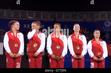 Die Engländerin Hannah Whelan, Ruby Harold, Rebecca Downie, Kelly Simm und Claudia Fragapane feiern mit ihren Goldmedaillen, nachdem sie das Women's Artistic Gymnastic's Team Final und die Individual Qualificationbeim SSE Hydro während der Commonwealth Games 2014 in Glasgow gewonnen haben. Stockfoto