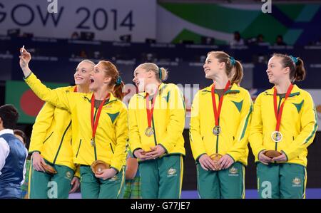 Die Silbermedaillengewinnerinnen Larrissa Miller, Olivia Vivian, Georgia Rose Brown, Lauren Mitchell und Mary Anne Monckton machen ein Selfie auf dem Podium, nachdem sie das Team-Finale der Frauen-Kunstgymnastik und die Einzelqualifikation im SSE Hydro während der Commonwealth Games 2014 in Glasgow gewonnen hatten. Stockfoto