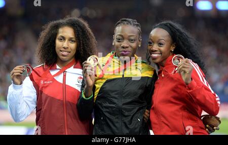 (Von links nach rechts) die Engländerin Laura Samuel mit ihrer Silbermedaille, die Jamaikanerin Kimberly Williams mit ihrer Goldmedaille und die aus Trinidad und Tobago stammenden Ayanna Alexander mit ihrer Bronzemedaille für das Triple Jump Final der Frauen im Hampden Park während der Commonwealth Games 2014 in Glasgow. Stockfoto