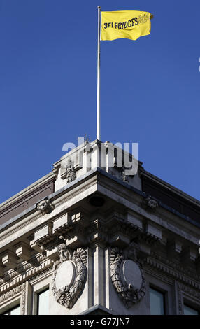 Eine gelbe Flagge auf dem Selfridges-Geschäft in der Oxford Street, London. Stockfoto