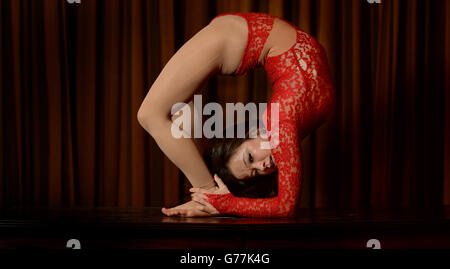 Die Contortionistin Pixie Le Knot, die in Filmen, Werbung und Musikvideos auftritt, posiert in ihrem Londoner Zuhause für Porträts. Stockfoto