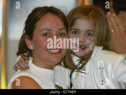 Mutiger Kirsty Howard mit der Coronation Street Schauspielerin Samia Ghadie, die Maria Sutherland spielt, an der Ziellinie des Great Manchester Run, im G-Mex Center, Manchester. Die afrikanischen Stars Derartu Tulu und Berhane Adere führen die Teilnehmerliste für das 10-KM-Straßenrennen an. Stockfoto