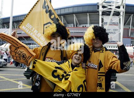 Wolverhampton-Fans kommen vor dem Play-off-Finale der Division One zwischen Sheffield United und Wolverhampton im Millennium Stadium in Cardiff an. Es kontrastierte gestern mit Szenen von Gewalt über die Grenze in England, als rivalisierende Fans beider Teams in Weston-super-Mare zusammenprallten. Etwas mehr als eine Stunde nach diesem Vorfall waren bis zu 50 Menschen an sporadischen Ausbrüchen von Kämpfen im Hafengebiet des Stadtzentrums von Bristol beteiligt. KEINE INOFFIZIELLE CLUB-WEBSITE. Stockfoto