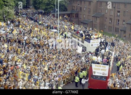 Wolverhampton Wanderers' Spieler im offenen Bus, während er durch die Stadt tourt, nachdem Wolves die Beförderung zur FA Barclaycard Premiership gewonnen hatte, nachdem er Sheffield United im Play-off-Finale, Molineux, Wolverhampton, besiegt hatte. Stockfoto